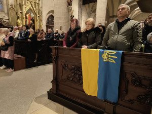 Zaplněná katedrála sv. Bartoloměje v Plzni se modlila za Ukrajinu, dorazili lidé všech generací