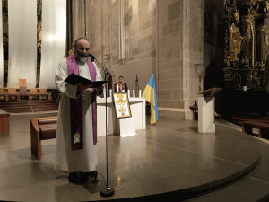 Zaplněná katedrála sv. Bartoloměje v Plzni se modlila za Ukrajinu, dorazili lidé všech generací