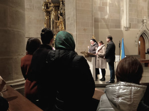 Zaplněná katedrála sv. Bartoloměje v Plzni se modlila za Ukrajinu, dorazili lidé všech generací