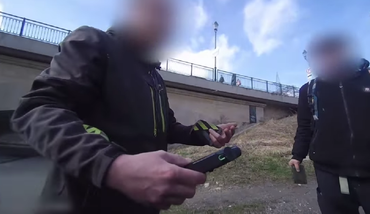 Dva muži střílí v centru města kachny, líčil policii vyděšený volající. Ukázalo se, že si střelci hráli s airsoftovou pistolí