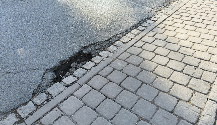 Výkyvy teplot během zimy napáchaly na silnicích více škod, výtluky trápí jindy dobré krajské silnice