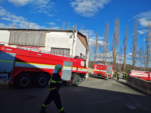 Linku na výrobu peletek zachvátil požár, oheň se díky dřevnímu prachu rychle šířil
