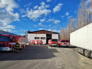 Linku na výrobu peletek zachvátil požár, oheň se díky dřevnímu prachu rychle šířil