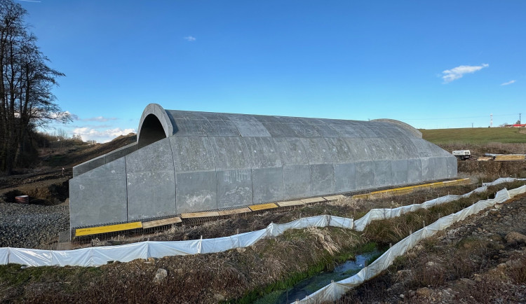 Na místě už stojí nový nový most, který pak bude komplet přesypaný zeminou. Komunikace povede nad ním