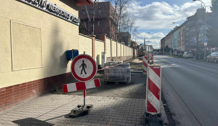 Nyní se pracuje také na dalších třiceti parkovacích místech od vjezdu do nemocnice po Stehlíkovu ulici. Celkem zde bude k dispozici 52 stání. Po dokončení stavebních prací zde bude koncem března vysazeno 31 nových stromů