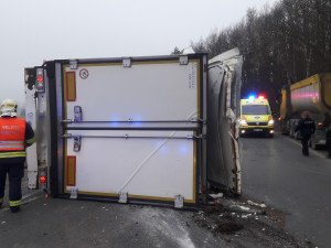 Na bok se převrátil kamion s návěsem převážející náklad masa. Řidič havarovaného vozidla utrpěl zranění