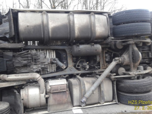 Na bok se převrátil kamion s návěsem převážející náklad masa. Řidič havarovaného vozidla utrpěl zranění