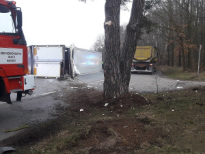 Na bok se převrátil kamion s návěsem převážející náklad masa. Řidič havarovaného vozidla utrpěl zranění