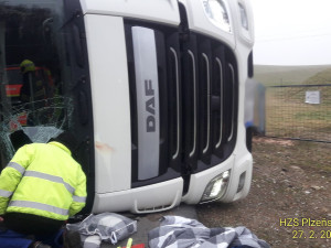 Na bok se převrátil kamion s návěsem převážející náklad masa. Řidič havarovaného vozidla utrpěl zranění