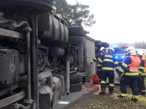 Na bok se převrátil kamion s návěsem převážející náklad masa. Řidič havarovaného vozidla utrpěl zranění
