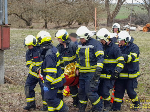 Senior spadl do hluboké studny a byl po prsa v ledové vodě, vysvobodit ho museli hasiči