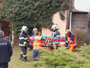 Senior spadl do hluboké studny a byl po prsa v ledové vodě, vysvobodit ho museli hasiči