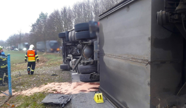 Na bok se převrátil kamion s návěsem převážející náklad masa. Řidič havarovaného vozidla utrpěl zranění