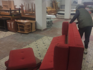 Nábytková banka získá na svůj provoz od kraje 600 tisíc korun, pomáhá nízkopříjmovým rodinám