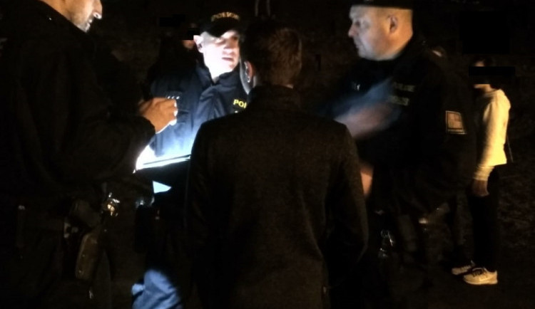 Policisté kontrolují požívání alkoholu u nezletilých osob