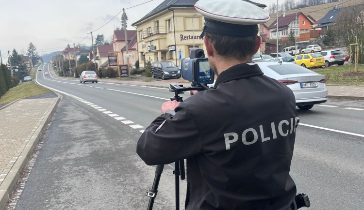 Policisté si posvítili na rychle jedoucí motoristy. Celkem 102 řidičů překročilo povolenou rychlost