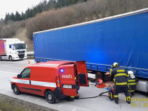 Řidič kamionu usnul za jízdy na dálnici D5. Narazil do návěsu kamionu, který jel před ním