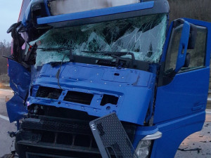 Řidič kamionu usnul za jízdy na dálnici D5. Narazil do návěsu kamionu, který jel před ním