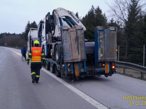 Řidič kamionu usnul za jízdy na dálnici D5. Narazil do návěsu kamionu, který jel před ním