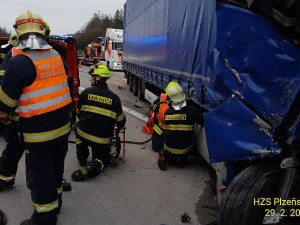 Řidič kamionu usnul za jízdy na dálnici D5. Narazil do návěsu kamionu, který jel před ním