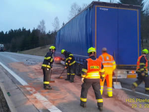 Řidič kamionu usnul za jízdy na dálnici D5. Narazil do návěsu kamionu, který jel před ním