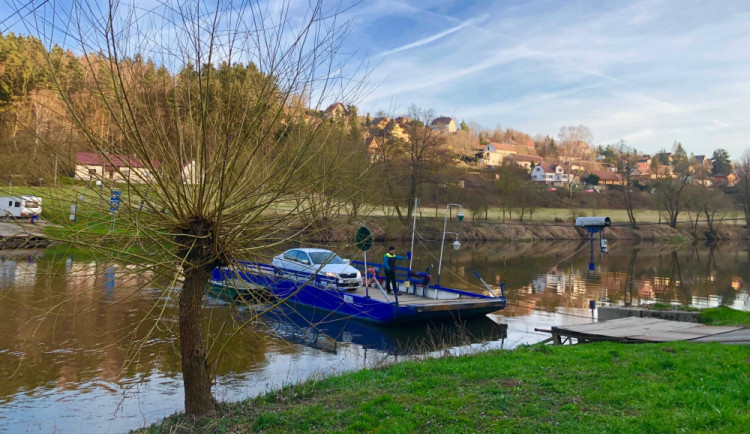 Slavný přívoz přes řeku Berounku v Darové je v provozu celoročně. Dokáže převézt dva osobáky nebo auto do osmi tun