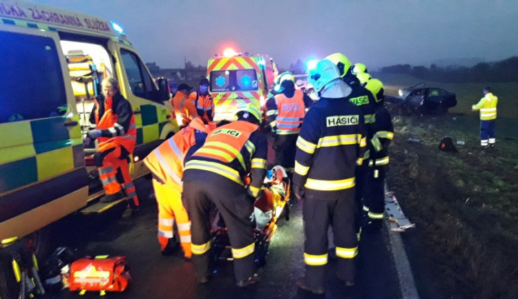 Při únorových nehodách zahynuly na silnicích v Plzeňském kraji dvě ženy, záchranářka s maminkou