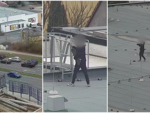 VIDEO: Mladý skateboardista dováděl na střeše obchodního domu, dal si tam i svačinu a přihodil pár triků s flaškou