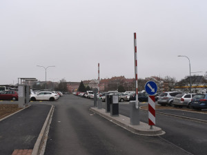 Bezplatnému parkování pod autobusovým nádražím odzvonilo. Nově tam začíná platit systém P+G