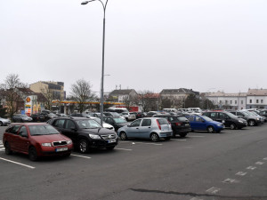 Bezplatnému parkování pod autobusovým nádražím odzvonilo. Nově tam začíná platit systém P+G