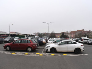 Bezplatnému parkování pod autobusovým nádražím odzvonilo. Nově tam začíná platit systém P+G