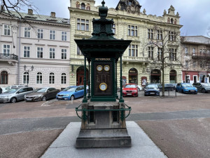 Secesní meteorologický kiosek dodnes předpovídá počasí. Překvapí vás, kolik má dalších užitečných funkcí