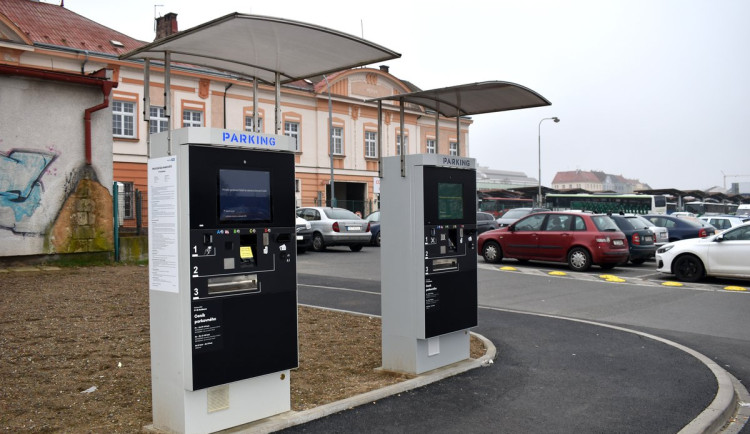 Bezplatnému parkování pod autobusovým nádražím odzvonilo. Nově tam začíná platit systém P+G