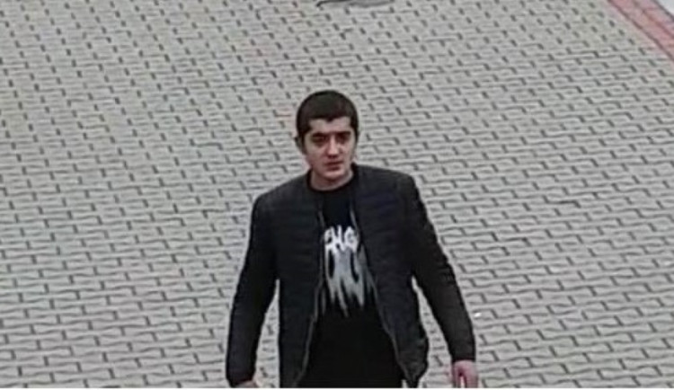 Zatím neznámý surovec zbil dítě pěstí na tramvajové zastávce. Policie teď pátrá po jeho totožnosti