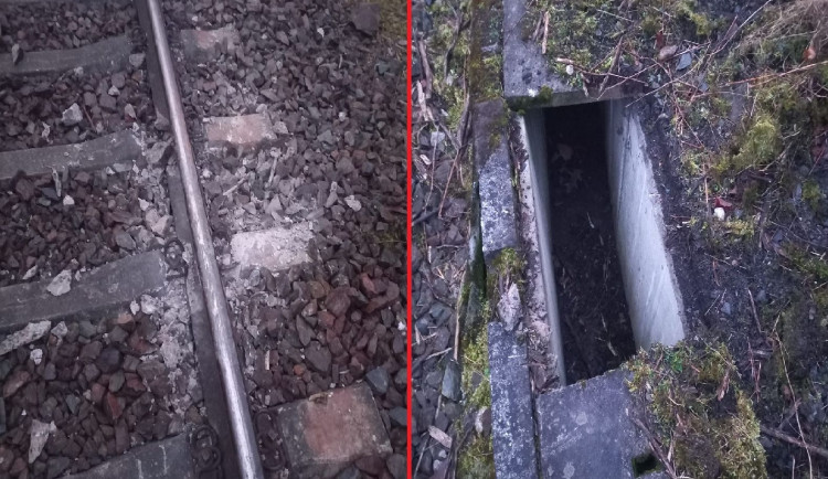 Na koleje neznámý pachatel vyskládal tyto betonové kryty, které našel opodál