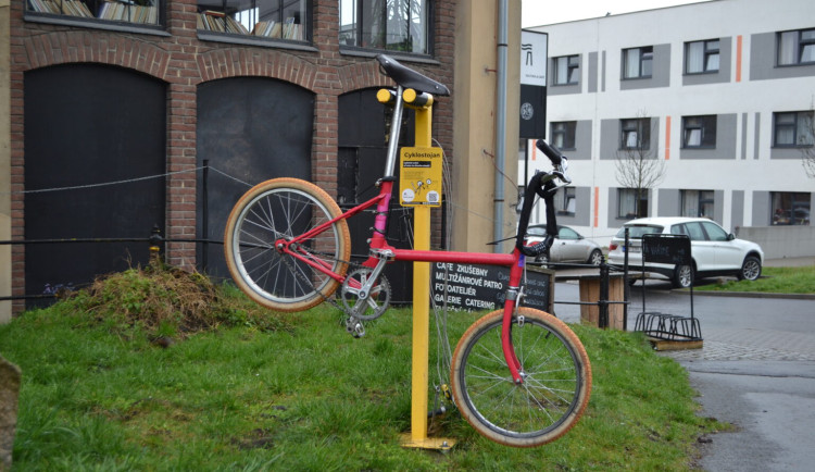 Montážní stojan na opravu kol u papírny je už minulostí