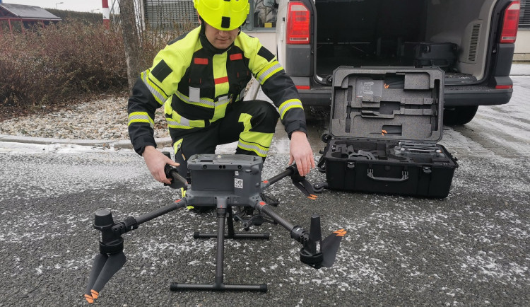 Dronaři získali speciální hasičské oděvy, počty jejich výjezdů ve spolupráci s IZS každoročně rostou
