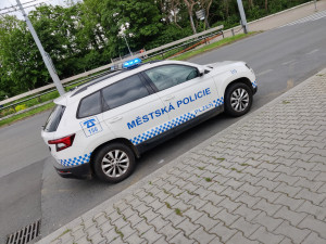 Dva bezdomovci si postavili ležení z bezpečnostních zábran na náměstí, sušili tam prádlo a rozdělávali oheň