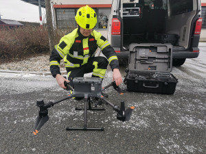 Dronaři získali speciální hasičské oděvy, počty jejich výjezdů ve spolupráci s IZS každoročně rostou