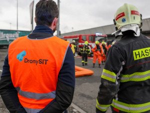 Dronaři získali speciální hasičské oděvy, počty jejich výjezdů ve spolupráci s IZS každoročně stoupají