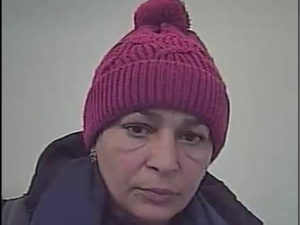 Seniorku s chodítkem okradli nedaleko obchodu, policie by ráda hovořila s ženou na fotografiích