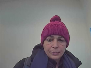 Seniorku s chodítkem okradli nedaleko obchodu, policie by ráda hovořila s ženou na fotografiích