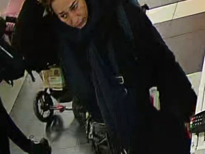 Seniorku s chodítkem okradli nedaleko obchodu, policie by ráda hovořila s ženou na fotografiích