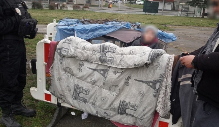 Dva bezdomovci si postavili ležení z bezpečnostních zábran na náměstí, sušili tam prádlo a rozdělávali oheň