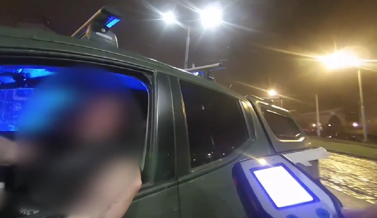 VIDEO: Opilý řidič se netrefil do odbočovacího pruhu a kodrcal se po tramvajovém pásu