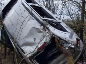 Tento automobil se při jiné nehodě doslova napíchl na strom