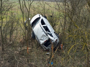 Tento automobil se při jiné nehodě doslova napíchl na strom