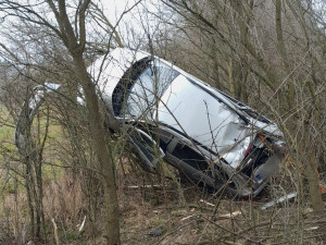 Tento automobil se při jiné nehodě doslova napíchl na strom