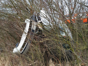 Tento automobil se při jiné nehodě doslova napíchl na strom