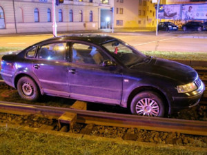 V tramvajovém kolejišti uvízl v minulosti nejeden řidič.